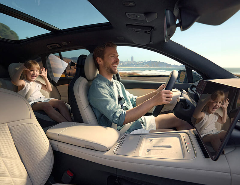 <h4><strong>Visuale in tempo reale del sedile posteriore</strong></h4>